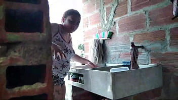 Худая молодая брюнетка с маленькой сиськой позирует на кухне обнаженная и дрочит мокрощелку